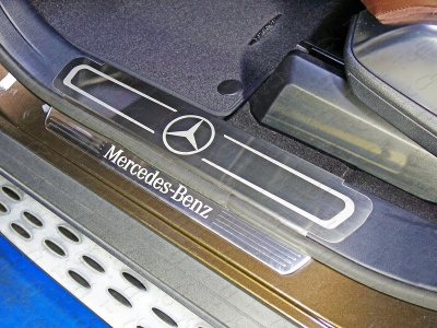 Mercedes-Benz GL-Klasse (13–) Накладки на пластиковые пороги (лист шлифованный логотип Mercedes)